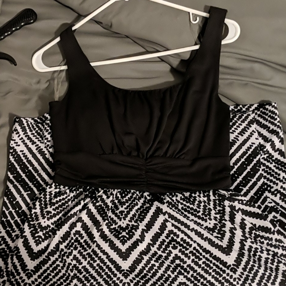 3/$20 🌸 Black and White Patterned Dress - Picture 1 of 4